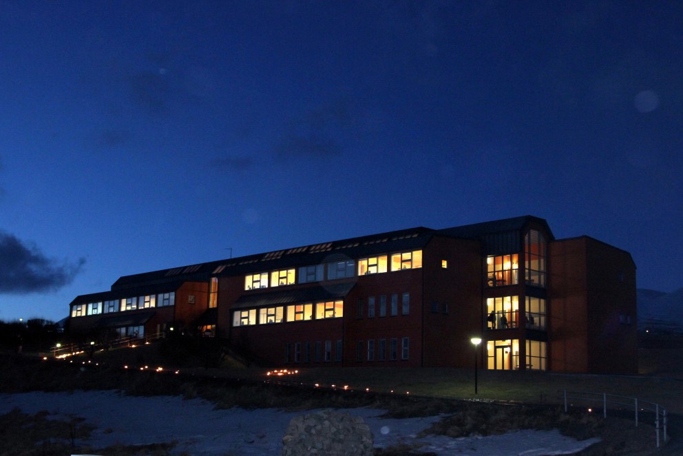 Lést í umferðarslysi