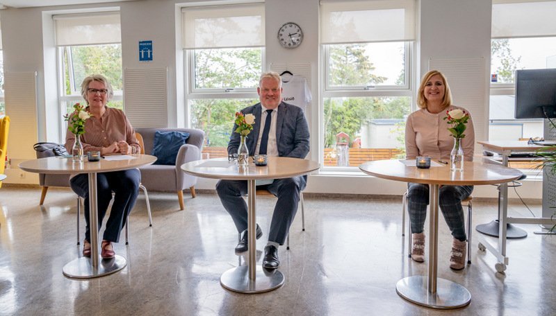 Við undirritun samningsins Elsa. B. Friðfinnsdóttir, skrifstofustjóri í heilbrigðisráðuneytinu, Sigurður Ingi Jóhannsson, samgöngu- og sveitarstjórnarráðherra og Erna Magnúsdóttir, forstöðukona Ljóssins. Aðsend mynd.