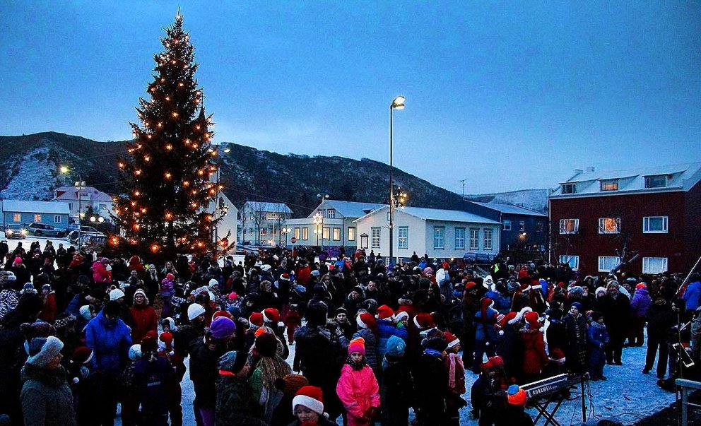 Frá tendrun ljósa á jólatrénu á Krikjutorgi 2015. Þarna var tréð norskt en að þessu sinni var tréð fellt í Skógarhlíðinni ofan Sauðárkróks og þar með spöruð nokkur mikilvæg kolefnisspor. MYND: ÓAB