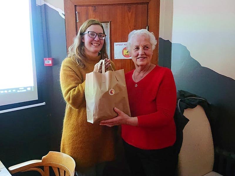 Lilja Gunnlaugsdóttir afhendir Hildi Eiríksdóttur verðlaun sem hún tók við fyrir hönd dóttur sinnar, Katrínar Magnúsdóttur, sem átti sigurmyndina, Messa í Ábæjarkirkju. AÐSEND MYND