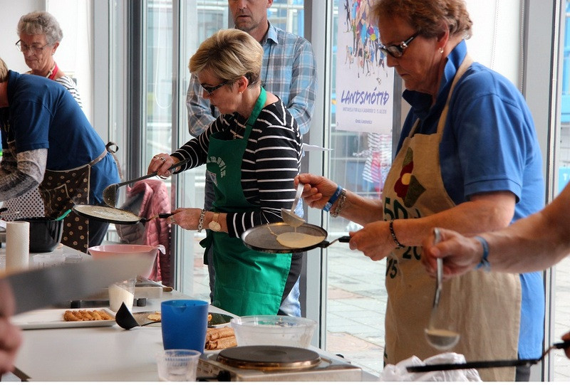 Pönnukökubakstur á Landsmóti í gær. Mynd:FE