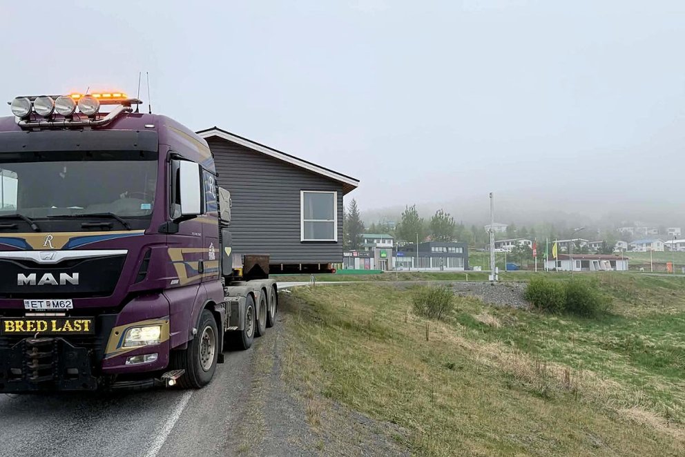 Beygjan tekin í Varmahlíð. Fleiri myndir frá flurningunum má sjá á Facebook-síðu Lögreglunnar Noruðurlandi vestra. MYND: LNV