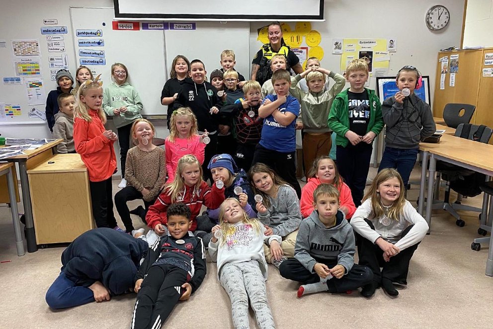 Varðstjóri LNV ásamt nemendur Húnaskóla á Blönduósi. MYND AF VEF LNV