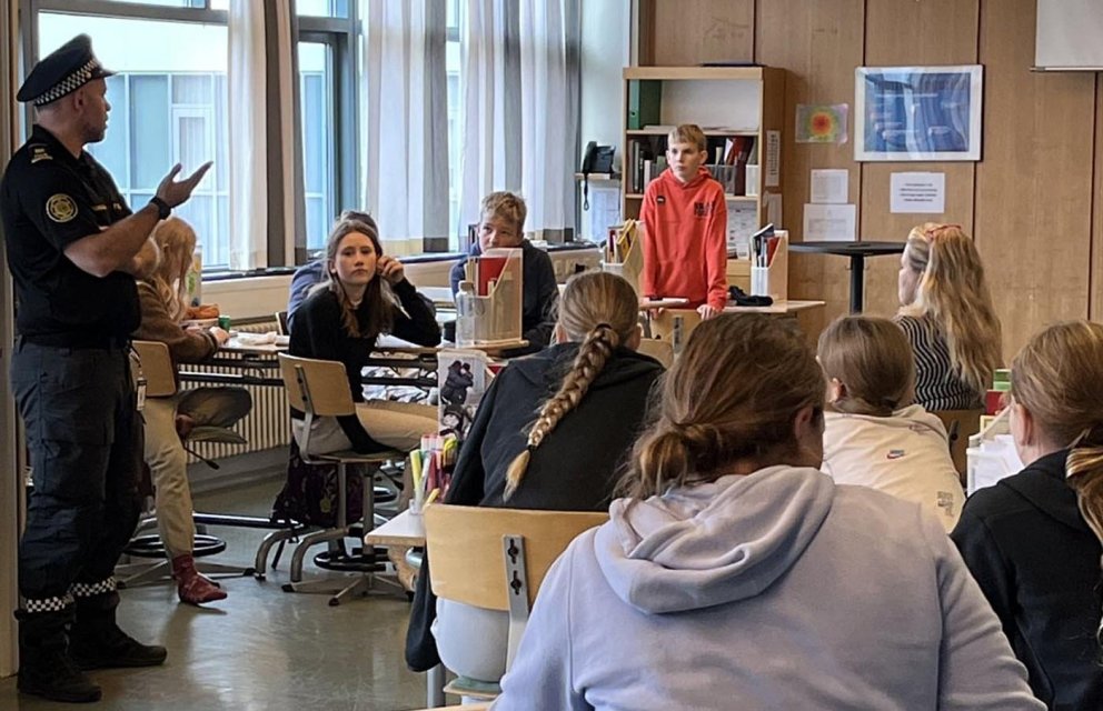 Lögreglan fer yfir málin með nemendum. MYND: ÁRSKÓLI.IS