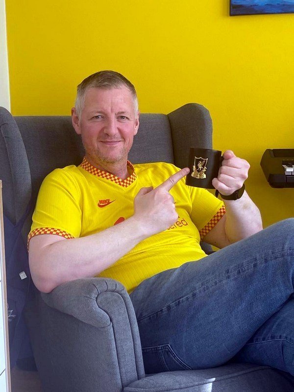 Jón Örn í búning með forláta könnu sem hann fékk að gjöf frá vini sínum.