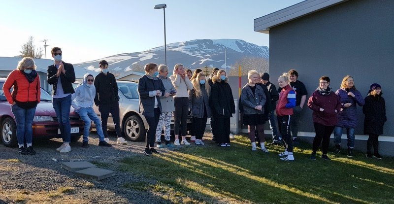 Leikarar og starfsfólk LS að loknum aráttusöng til Regínu. Mynd: PF.