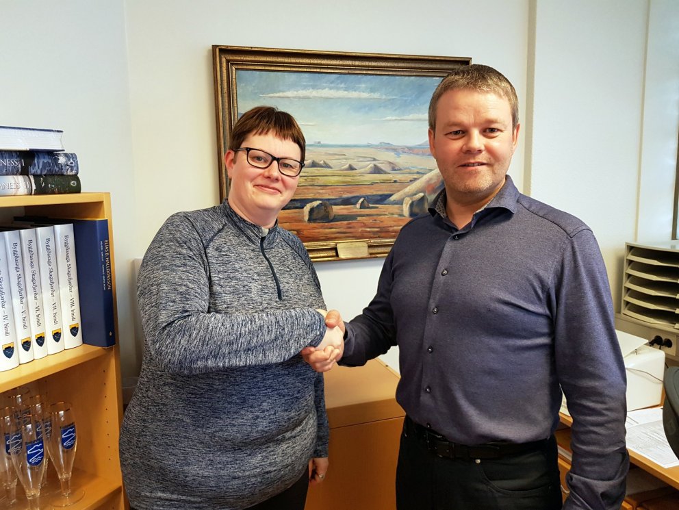 Sigurlaug Dóra og Sigfús Ingi handsala samninginn sl. föstudag. Mynd: PF