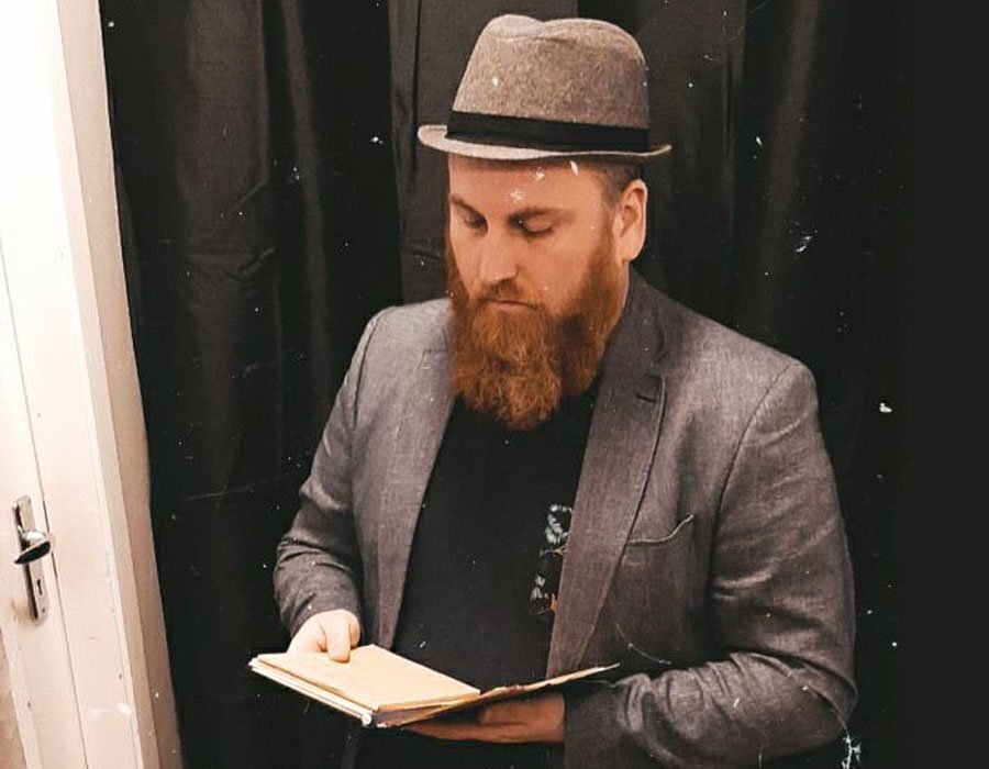 Björgin Gunnarsson, eða Lubbi klettaskáld, les úr verkum sínum. MYND AF NETINU