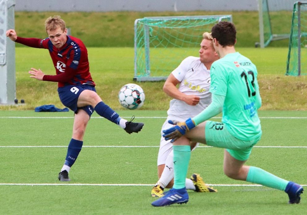 Luke Rae í góðu færi eftir að hafa leikið vörn gestanna illa. MYND: ÓAB