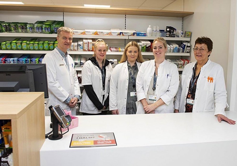 Glaðbeitt starfsfólk Lyfju. Frá vinstri: Friðþjófur Már Sigurðsson, lyfsali, Arnrún Ösp Guðjónsdóttir, Elín Ósk Björnsdóttir, Elín Ósk Guðmundsdóttir og Margrét Hallbjörnsdóttir. MYND: Húni.is / Höskuldur B. Erlingsson