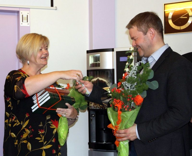 Lyklarnir skipta um hendur. Mynd: skagafjordur.is.