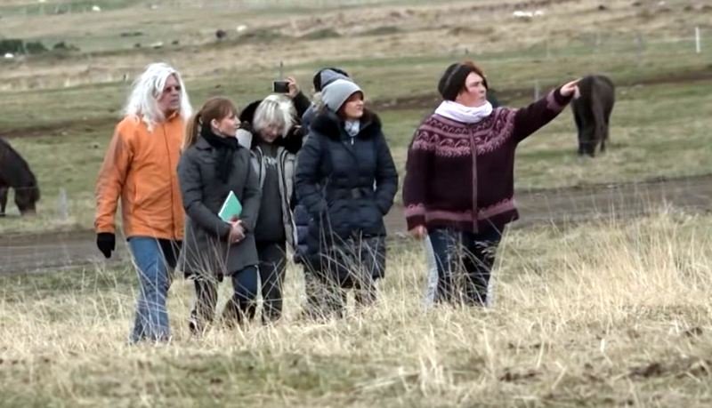 Evelyn Ýr tekur á móti ferðamönnum og sýnir þeim staðinn. Skjáskot af vídeói.