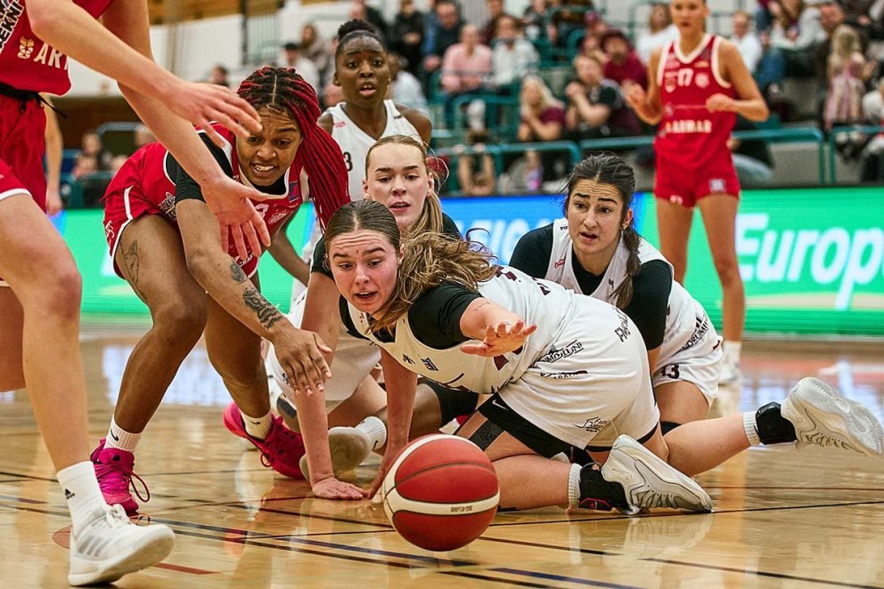 Maddie og stöllur í baráttu um boltann. MYNDIR: ©SIGURÐUR INGI