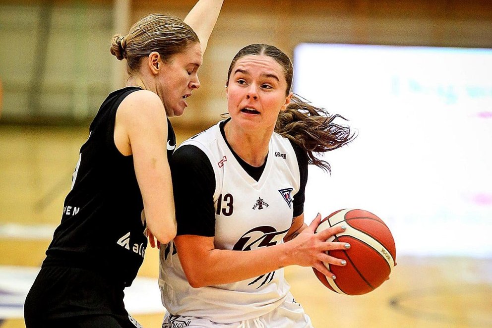 Maddie Sutton sækir að körfu KR. MYND: HJALTI ÁRNA