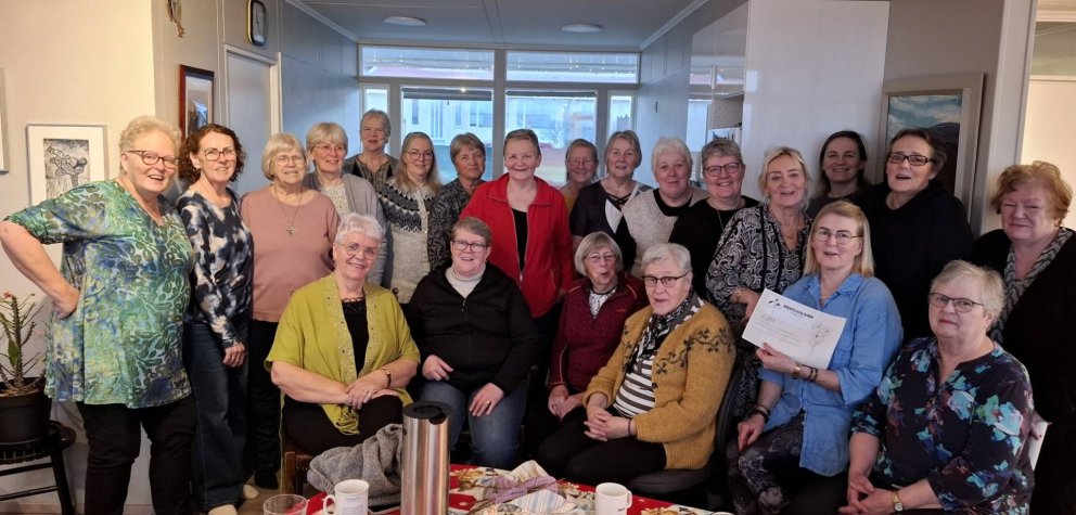 Góð mæting var á prjónastund í morgun þegar kvenfélagskonur mættu. MYND AÐSEND