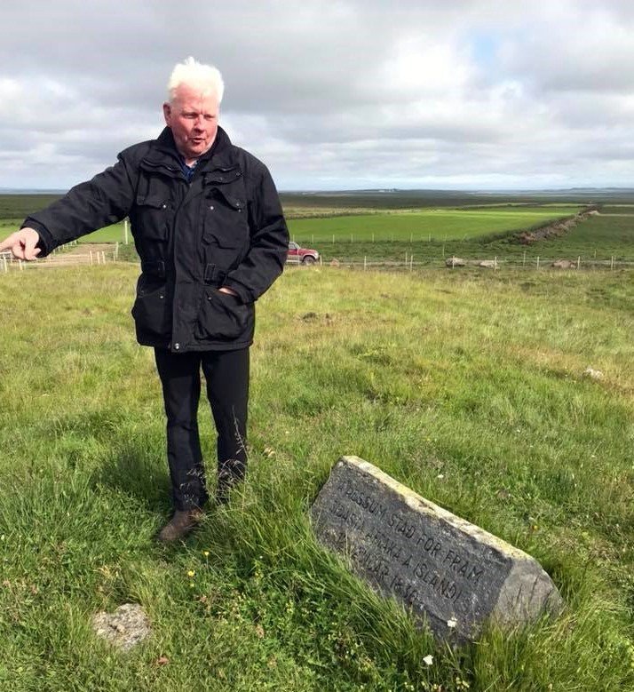 Magnús við minningarstein á aftökustaðnum. Mynd af landnam.is.