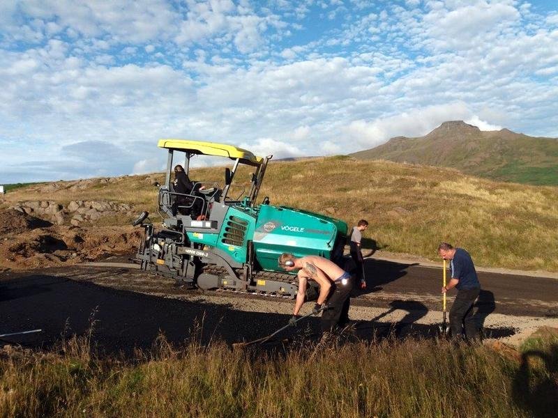 Unnið við malbikun í Spákonufellshöfða. Mynd: Skagastrond.is