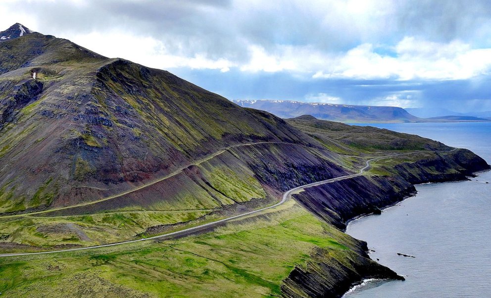 Mánárskriður og Mánárhyrna. Eldri vegurinn uppi í skriðunum. Milli veganna, lengst til vinstri á mynd, er Dýrhóll þar sem lík Haraldar fannst. MYND: HALLDÓR GUNNAR HÁLFDANARSON.