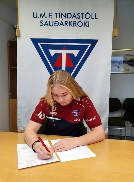María Dögg skrifar undir samning við Stólana. Mynd: Tindastóll.