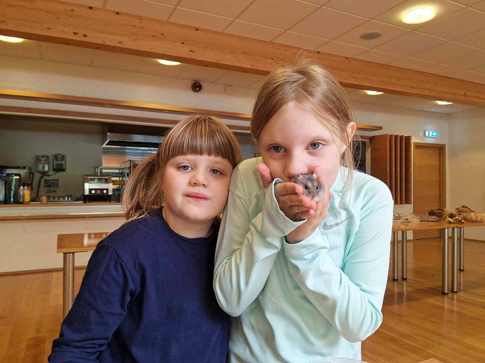 María Guðrún og Elsa Rún með Sprota sæta. MYNDIR AÐSENDAR