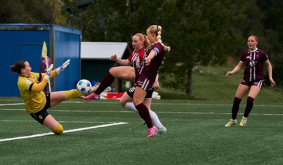 María Dögg jafnar metin á 90. mínútu og bjargaði stigi fyrir Skólastúlkur.Birgitta Rún fylgist spennt með lengst til hægri. MYND: SIGURÐUR INGI