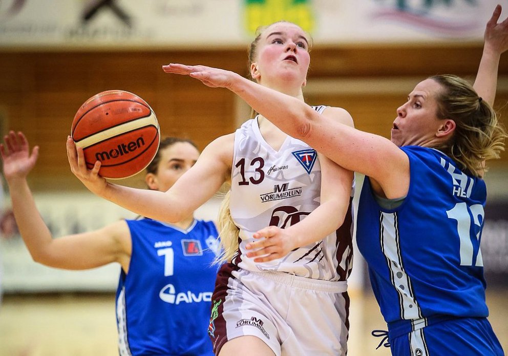 Marín Lind og Birna Eiríks berjast undir körfu ÍR. MYND: HJALTI ÁRNA