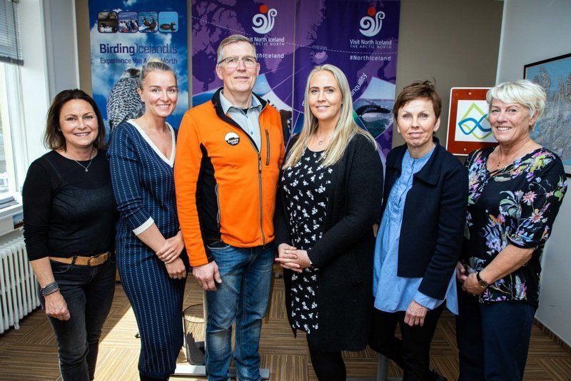 Á meðfylgjandi mynd má sjá nýja stjórn, en þeir Örn Arnarson og Tómas Árdal sátu fundinn í gegnum fjarfundarbúnað. Frá vinstri; Heba Finnsdóttir, Edda Hrund Guðmundsdóttir, Viggó Jónsson, Álfhildur Leifsdóttir, Sigrún Hulda Sigmundsdóttir og Þórdís Bjarnadóttir. Mynd Markaðsstofa Norðurlands.