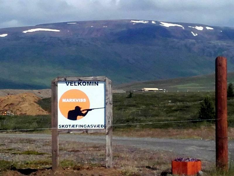 Nýuppsett skilti við aðkomuna að svæði félagsins.