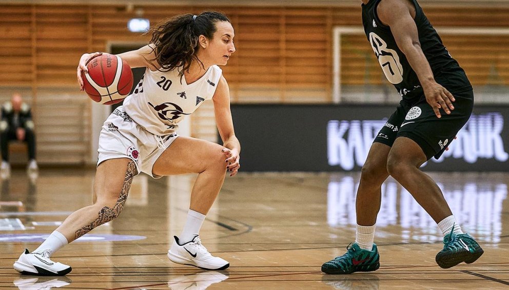 Marta Hermida með boltann í leiknum gegn KR í átta liða úrslitum VÍS bikarsins.   MYNDIR: SIGURÐUR INGI