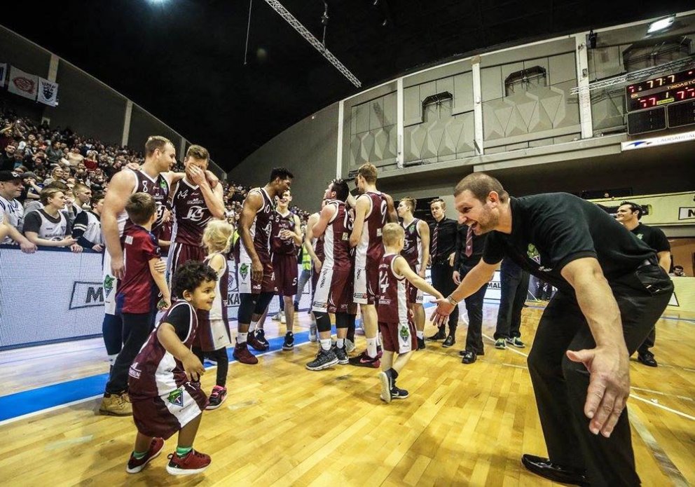 Martin og sonur fagna Maltbikarnum með liði Tindastóls  í Laugardalshöllinni. MYND: HJALTI ÁRNA