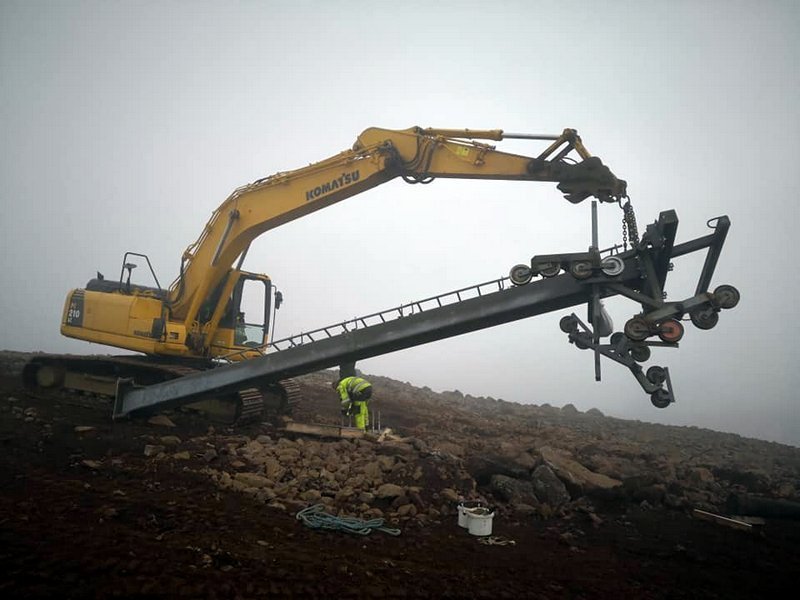Enn eitt mastrið á leið upp. Mynd; Gunnar Björn Rögnvaldsson.