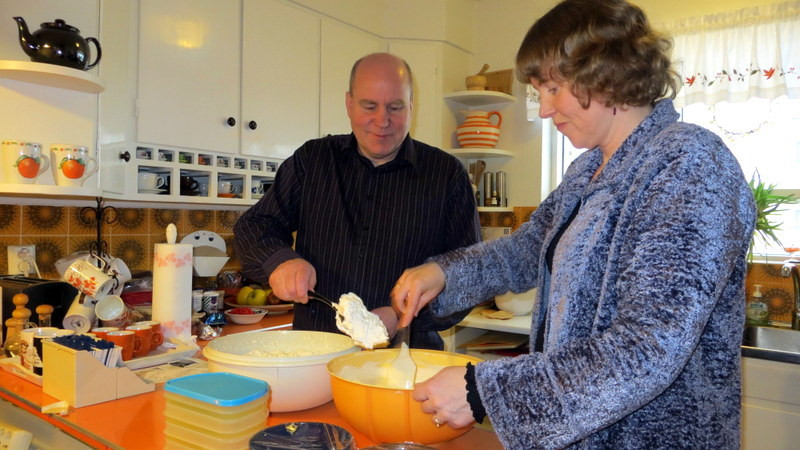 Eiríkur og Kristín búa til ís. Mynd úr einkaasafni.