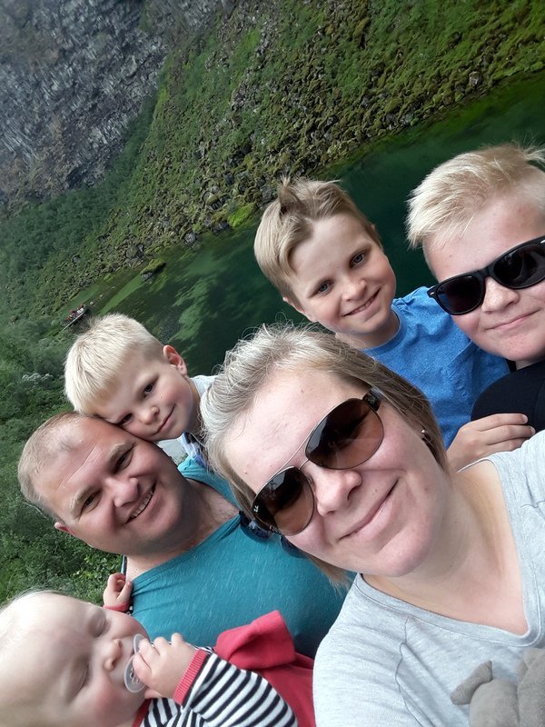 Matgæðingarnir Elísabet og Páll með börnunum fjórum. Aðsend mynd.