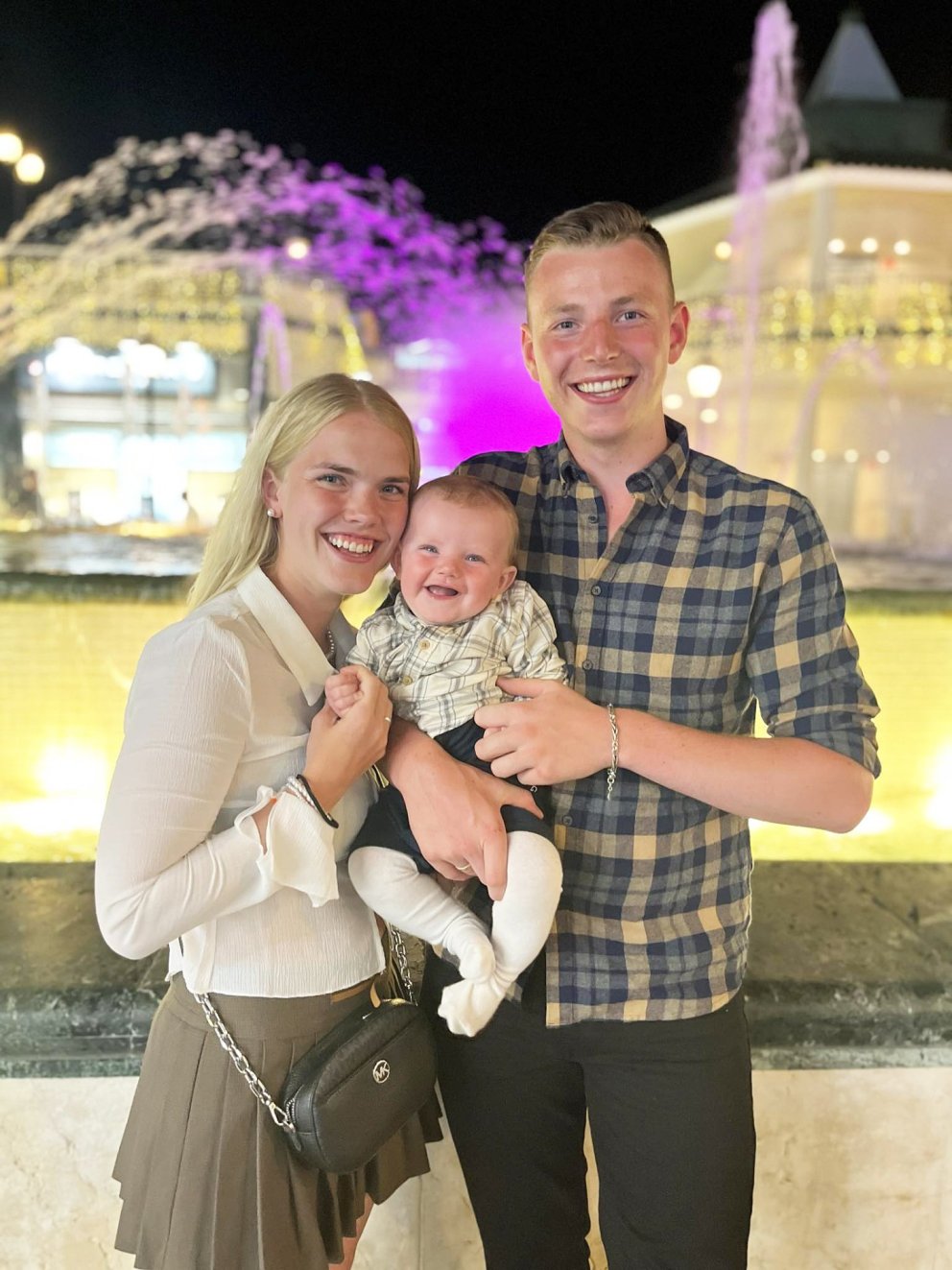 Berglind og Guðmar með kampakátan Friðrik Rafn. Mynd aðsend.