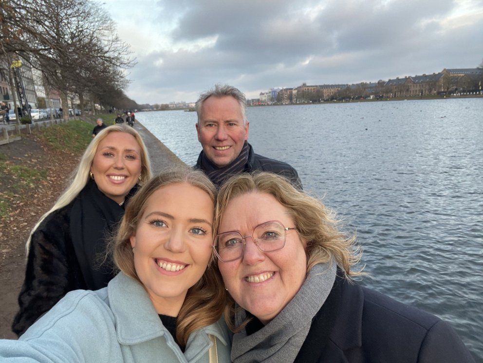 Helga og Sveinn með dætrunum. AÐSEND MYND