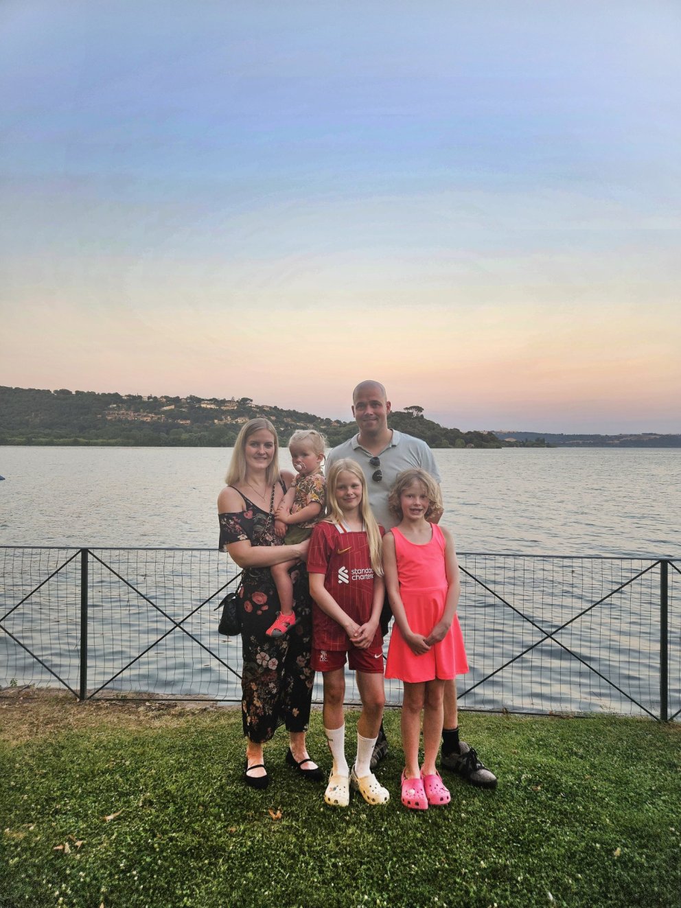 Guðrún Eik og Óskar Már ásamt stúlkunum sínum. MYND AÐSEND