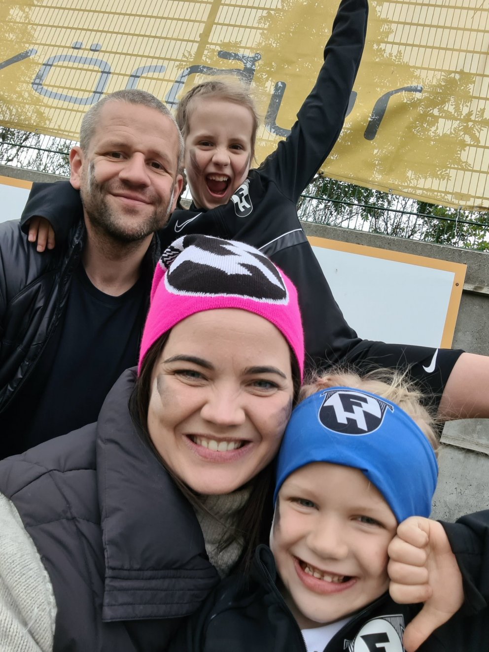 Linda Fanney og Jóhannes Björn og dæturnar. MYND AÐSEND