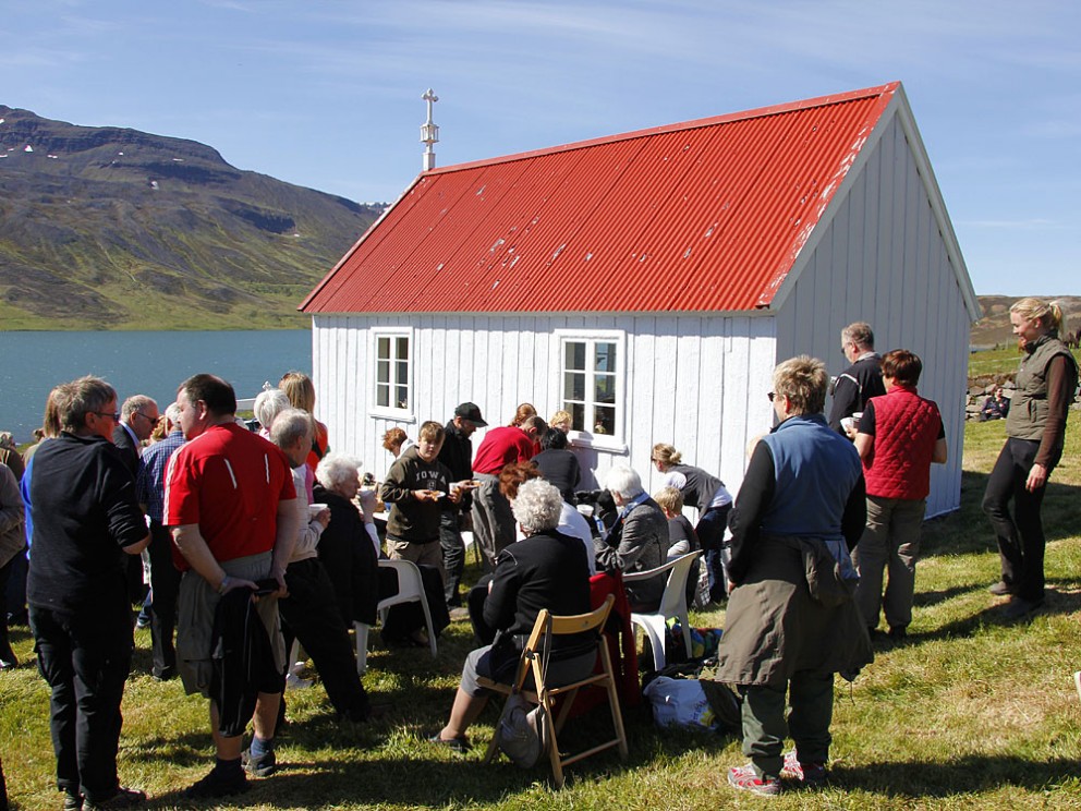 Messa í Knappstaðakirkju í sól og sumaryl