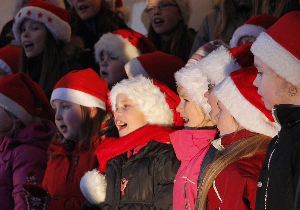 Jólaljós tendruð jólatrénu á Kirkjutorgi