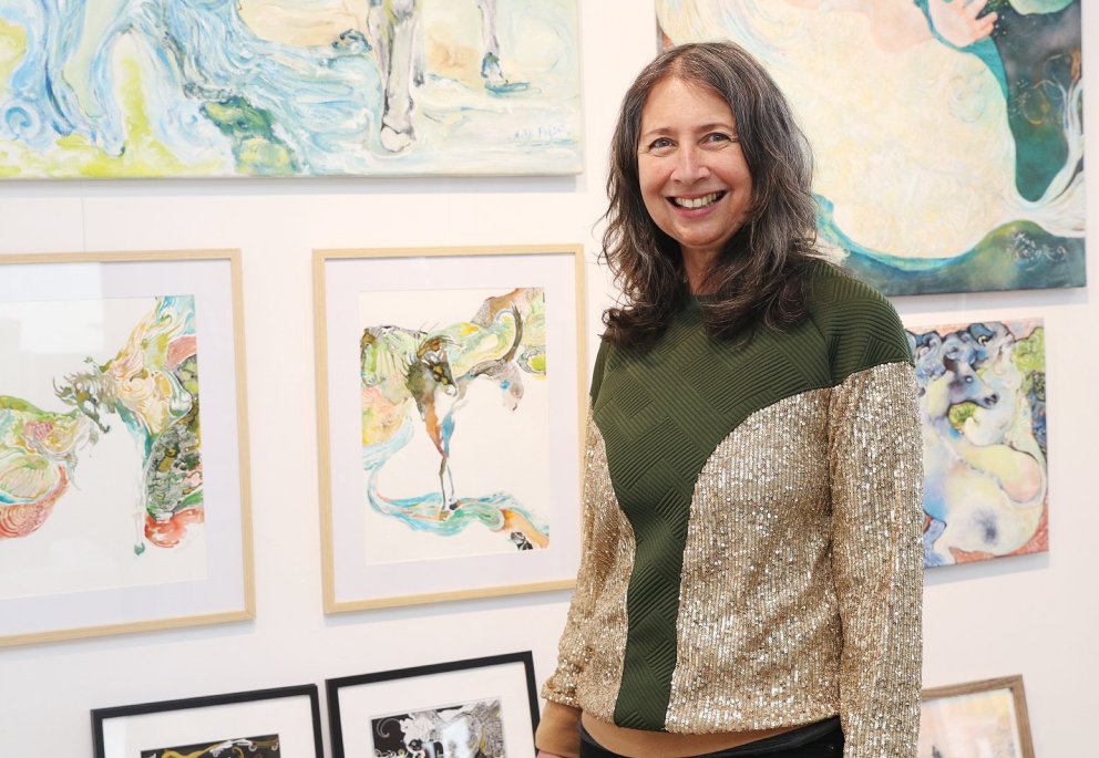 Bandaríski Íslendingurinn Michelle Bird við nokkur verk sín. Mynd: Af netinu.