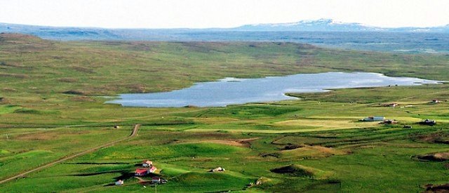 Miðfjarðarvatn í Húnaþingi vestra. Mynd: Visithunathing.is