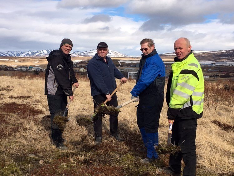 Kampakátir aðstandendur verkefnisins þeir Ásgeir, Guðmundur, Björn og Kristján þegar fyrsta skóflustungan var tekin í síðustu viku. Mynd: Blönduós.is.