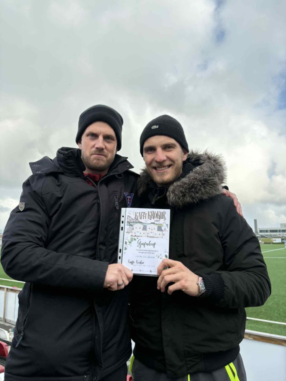 Ísak Sigurjóns að afhenda Milos gjafabrèfið frá Kaffi Krók. Myndir aðsendar.