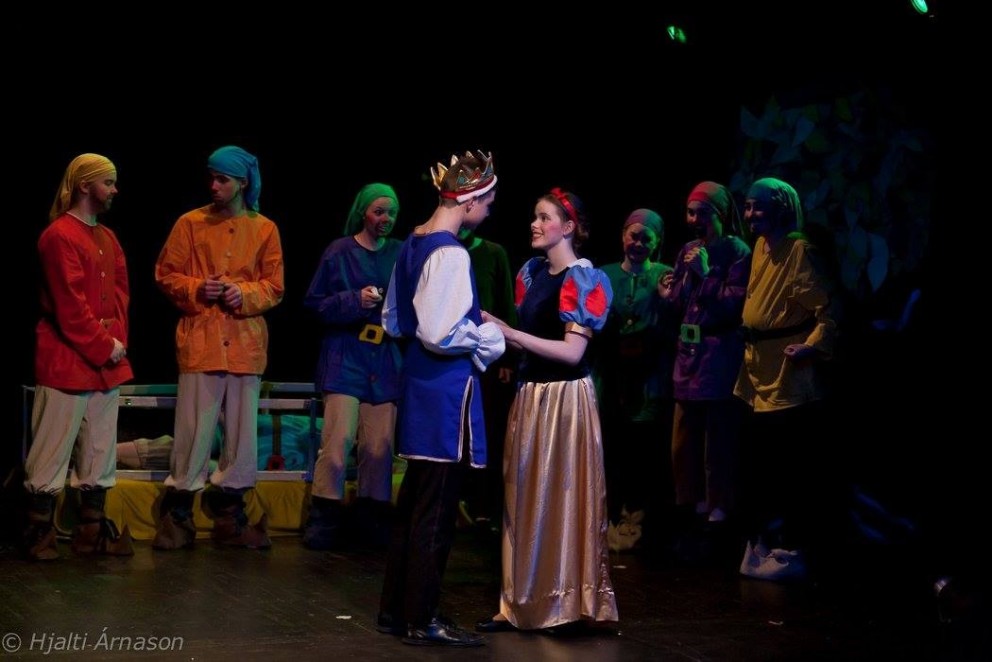 Frá uppfærslu 10. bekkjar Árskóla á Mjallhvíti og dvergunum sjö. Mynd/Hjalti Árna.