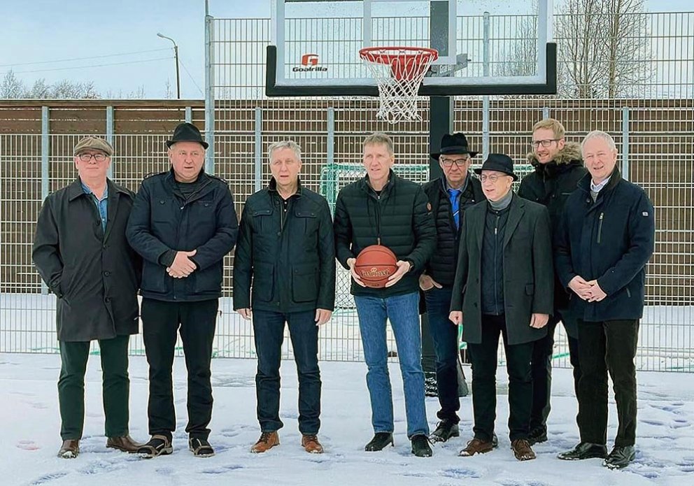 Spengilegir Molduxar í Garðinum hans Gústa. Frá vimstri: Árni Egils, Geir Eyjólfs, Ingimundur Guðjóns, Valbjörn Geirmunds, Sævar Hjartar, Margeir Friðriks, Valur Vals og loks Gústi Munda. MYND AF SÍÐU MOLDUXA