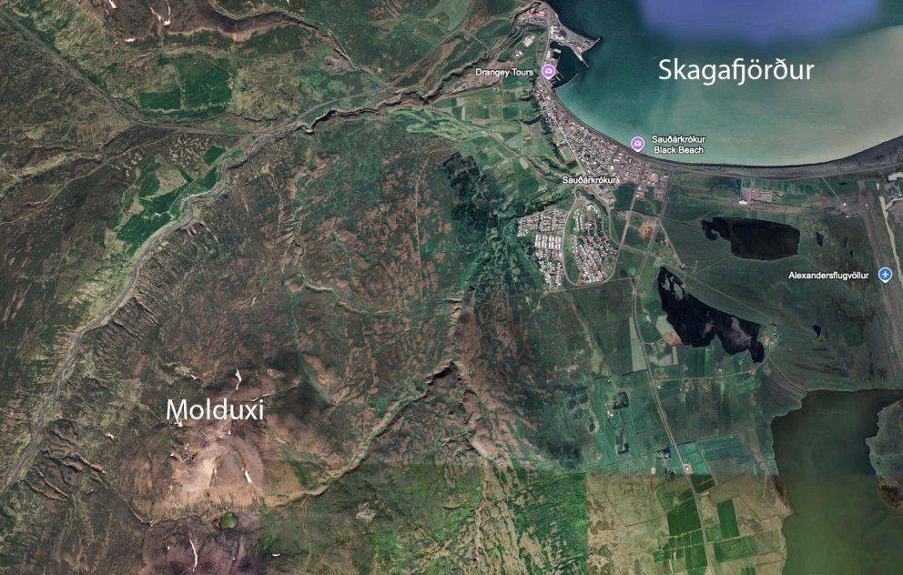 Loftmynd af svæðinu. Sauðárkrókur ofarlega til hægri en Molduxi neðarlega til vinstri. SKJÁMYND