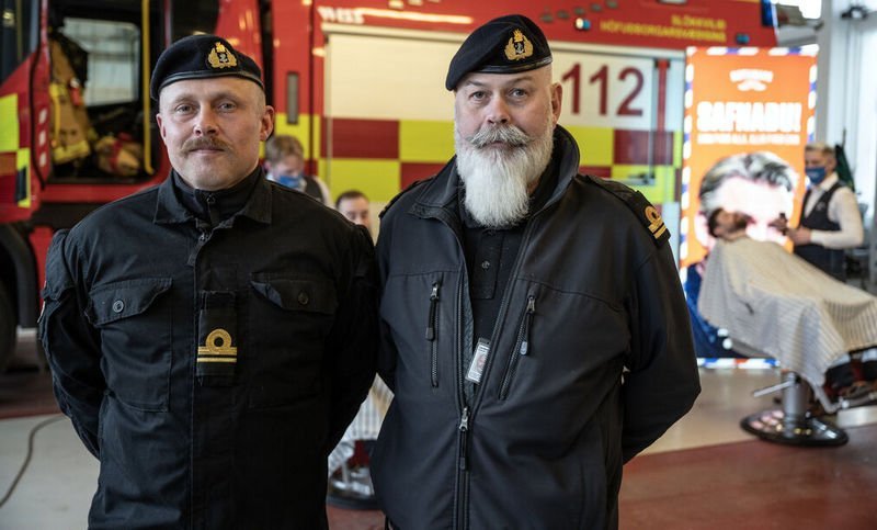 Árvekniátak Krabbameinsfélagsins um krabbamein í körlum, Mottumars, var keyrt formlega í gang föstudaginn 26. febrúar í húsakynnum Slökkviliðsins í Skógarhlíð 14. Þar þáðu fulltrúar Slökkviliðsins og Landhelgisgæslunnar skeggsnyrtingu frá rakarastofunni Herramönnum í Kópavogi. Þeir Einar Ingi Reynisson og Snorri Hrafnkelsson voru fulltrúar Landhelgisgæslunnar og voru stórglæsilegir. Mynd: Sigurður Ólafur Sigurðsson/Krabb.is.