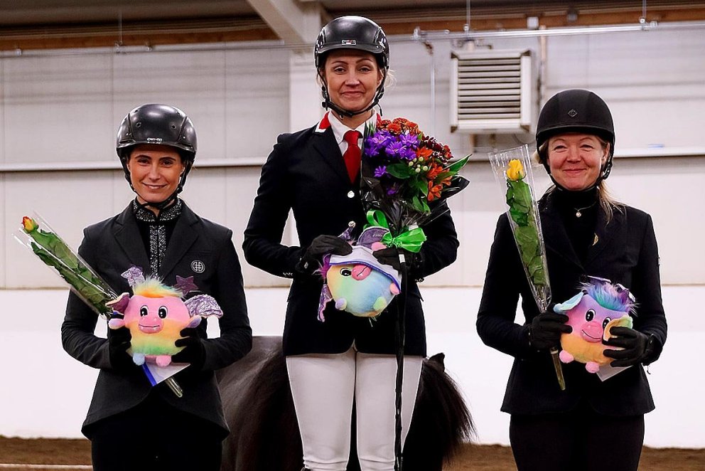 Efstu knapar í slaktaumatöltinu sl. föstudag. Frá vinstri: Vera, Hanne og Mette. MYND: FREYDÍS BERGS