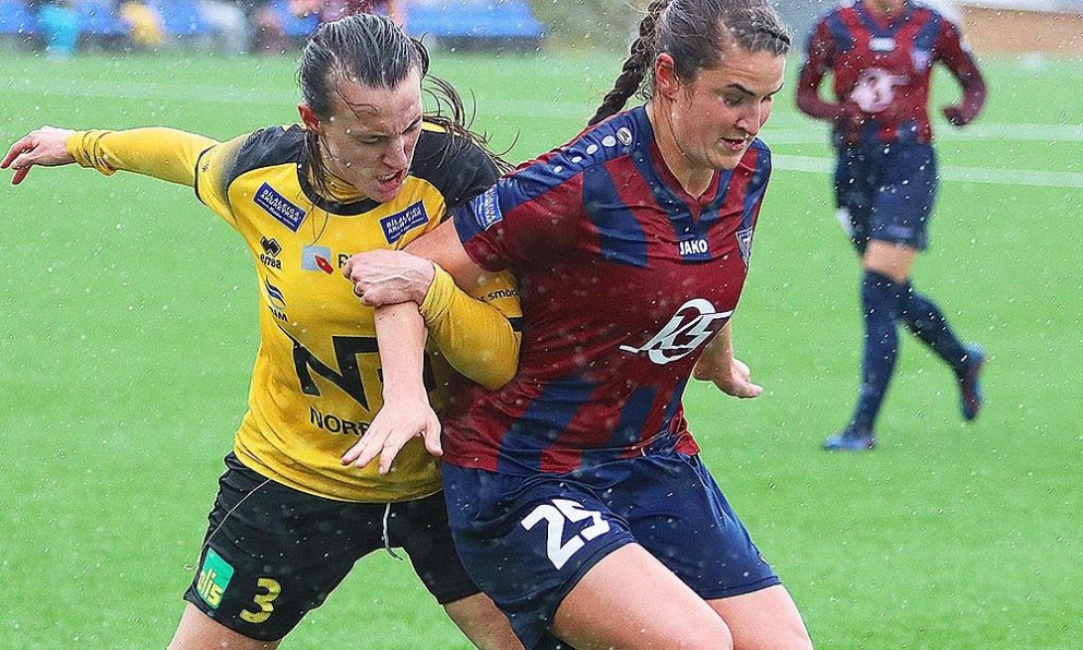 Murielle í baráttu gegn varnarmanni ÍA í hagléli síðasta haust. MYND: ÓAB