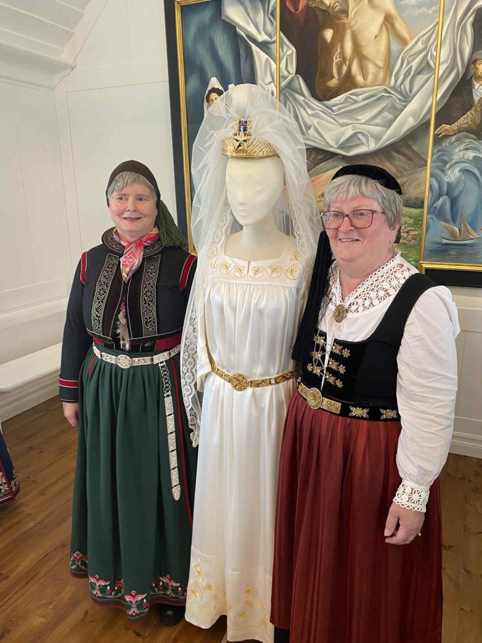 Sigga Ingólfs og Ásta Ólöf með nýja fjallkonu búninginn á milli sín. Mynd: Aðsend.